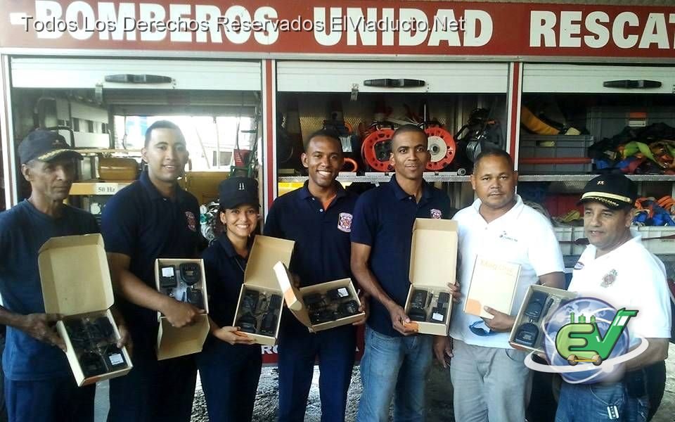 Entrega de radios a los Bomberos de Moca